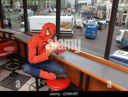 Stuntman Steen Young, dressed as Spiderman, prepares to eat a Dark Whopper in Burger King in Leicester Square, central London, prior to tonight's Spiderman 3 premiere. Stock Photo