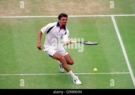 Tennis, Wimbledon 2001, Fourth Round. Goran Ivanisevic in action against Greg Rusedski Stock Photo