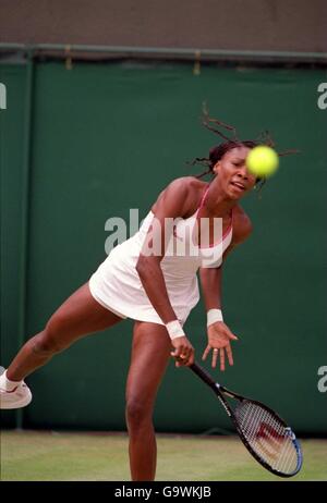 Tennis, Wimbledon 2001, Fourth Round. Venus Williams in action against Nadia Petrova Stock Photo