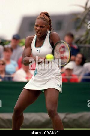 Tennis - Wimbledon 2001 - Fourth Round. Serena Williams in action against Magdalena Maleeva Stock Photo