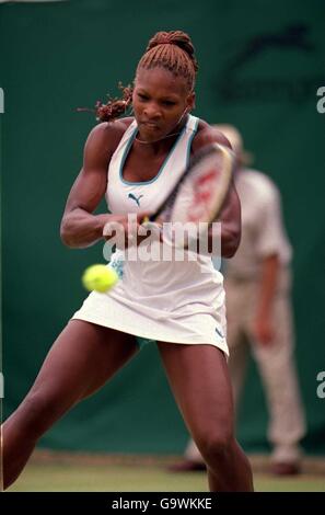 Tennis, Wimbledon 2001, Fourth Round. Serena Williams in action against Magdalena Maleeva Stock Photo