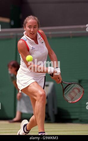 Tennis, Wimbledon 2001, Fourth Round. Sandrine Testud in action against Jennifer Capriati Stock Photo