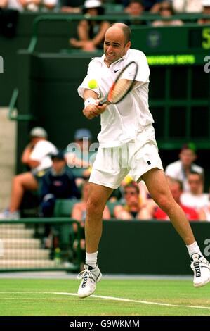 Tennis, Wimbledon 2001, Fourth Round. Andre Agassi in action against Nicolas Kiefer Stock Photo