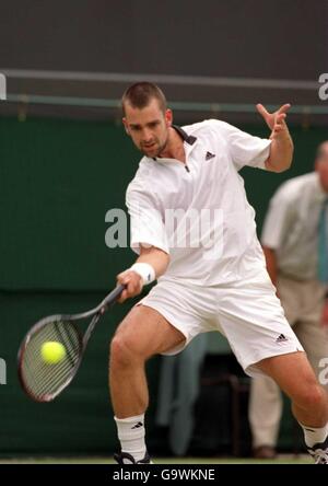 Tennis, Wimbledon 2001, Fourth Round. Nicolas Kiefer in action against Andre Agassi Stock Photo