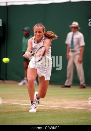 Tennis - Wimbledon 2001 - Fourth Round. Nadia Petrova in action against Venus Williams Stock Photo