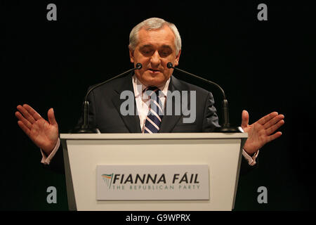 Taoiseach and Fianna Fail leader Bertie Ahern during the launch of the Fianna Fail election manifesto in the Mansion House, Dublin. Stock Photo