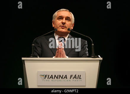 Taoiseach and Fianna Fail leader Bertie Ahern during the launch of the Fianna Fail election manifesto in the Mansion House, Dublin. Stock Photo