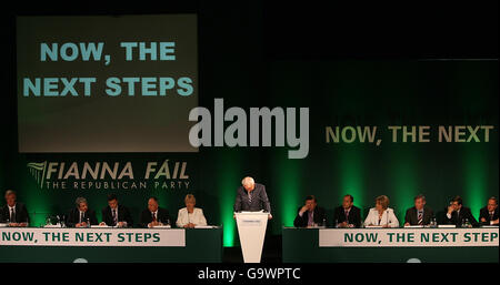 Taoiseach and Fianna Fail leader Bertie Ahern during the launch of the Fianna Fail election manifesto in the Mansion House, Dublin. Stock Photo