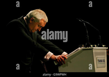 Taoiseach and Fianna Fail leader Bertie Ahern during the launch of the Fianna Fail election manifesto in the Mansion House, Dublin. Stock Photo