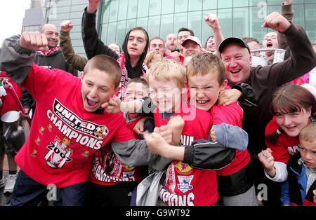 Soccer - Manchester United fans - Old Trafford Stock Photo - Alamy