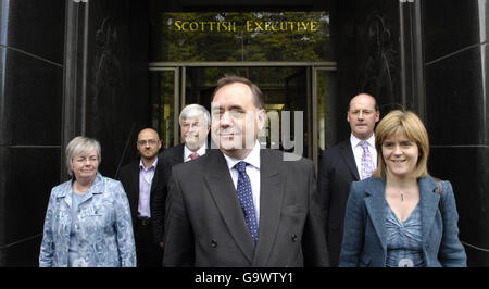 (Left to Right) Shiona Baird, Patrick Harvie, Scottish Green Party co-leader Robin Harper, Scottish National Party leader Alex Salmond, John Sweeney and Nicola Sturgeon emerge from St Andrews house in Edinburgh. Stock Photo