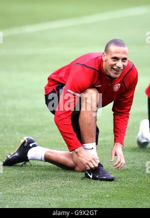 Soccer - UEFA Champions League - Semi-Final - Second Leg - AC Milan v Manchester United - Manchester United Press Conference. Manchester United's Rio Ferdinand during training. Stock Photo