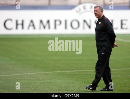 Manchester United's manager Sir Alex Ferguson during a training session at San Siro, Milan, Italy. Stock Photo