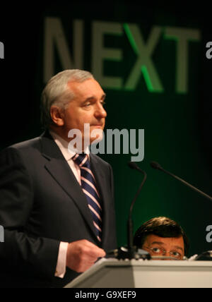 Taoiseach and Fianna Fail leader Bertie Ahern during the launch of the Fianna Fail election manifesto in the Mansion House, Dublin. Stock Photo