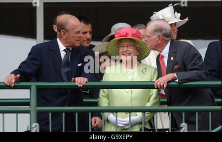Britain's Queen Elizabeth II, Prince Philip, the Duke of Edinburgh (left) and William Farish, former American Ambassador to Great Britain (right), at the Kentucky Derby meeting at Churchill Downs, Louisville, Kentucky, USA, during the third day of the Queen's state visit to America. Stock Photo