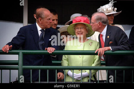 Queen Elizabeth II, Prince Philip, the Duke of Edinburgh (left) and William Farish, former American Ambassador to Great Britain (right), at the Kentucky Derby meeting at Churchill Downs, Louisville, Kentucky, USA, during the third day of the Queen's state visit to America. Stock Photo