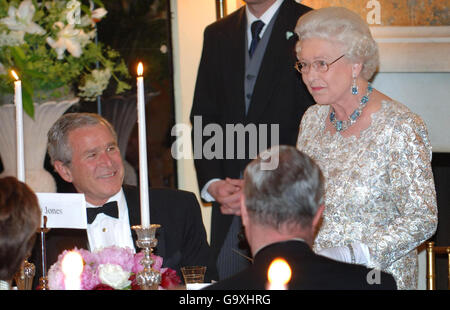 Britain's Queen Elizabeth II makes a brief speech during a return dinner she hosted for US President George Bush, at the Ambassador's Residence, Washington DC on the final day of her state visit to America. Stock Photo