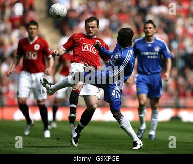 Soccer - FA Cup - Final - Chelsea v Manchester United - Wembley Stadium. Chelsea's Claude Makelele and Manchester United's Wayne Rooney battle for the ball Stock Photo