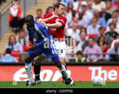 Soccer - FA Cup - Final - Chelsea v Manchester United - Wembley Stadium. Manchester United's Wayne Rooney and Chelsea's Claude Makelele (l) battle for the ball Stock Photo