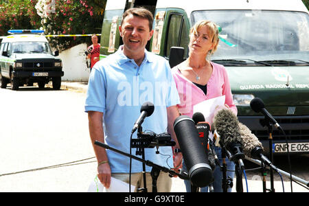 Gerry McCann, father of missing girl Madeleine McCann speaks to the press with his wife Kate in Portugal. Stock Photo