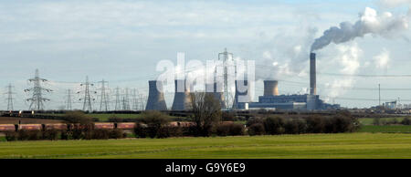 Electricity pylons with Eggborough Power Station, North Yorkshire. It is owned (May 07) by British Energy. Stock Photo