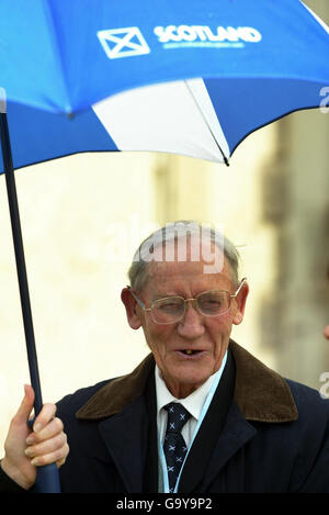 Robert Salmond, father of SNP leader Alex Salmond, arrives at Edinburgh's Scottish Parliament building ahead of the vote for First Minister. Stock Photo