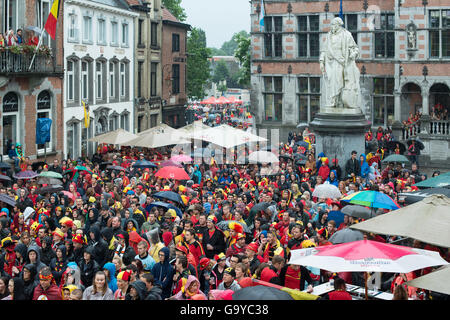 Halle, Belgium. 1st July, 2016. Supporters of Red Devils watch on a big screen a match on July 1, 2016 in Halle, Belgium Credit:  Skyfish/Alamy Live News Stock Photo