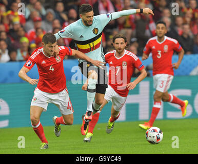 Lille Metropole, France. 01st July, 2016. Ben Davies (L) of Wales and Yannick Carrasco of Belgium challenge for the ball during the UEFA EURO 2016 quarter final soccer match between Wales and Belgium at Stade Pierre Mauroy in Lille Metropole, France, 01 July 2016. Photo: Peter Kneffel/dpa/Alamy Live News Stock Photo