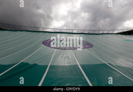 London, UK. 1st July, 2016. Photo taken on July 1, 2016 shows the court covers after rain stopped the match between Venus Williams of the United States and Daria Kasatkina of Russia during their women's singles third round match at the Wimbledon Tennis Championships in London, Britain. Credit:  Han Yan/Xinhua/Alamy Live News Stock Photo