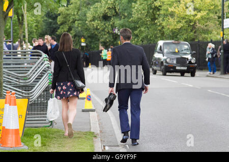 Wimbledon London, UK. 2nd July, 2016. A man walks shoeless along church road next to the AELTC on Day 6 of the 2016 Wimbledon Championships Credit:  amer ghazzal/Alamy Live News Stock Photo