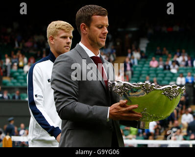 Wimbledon, London, UK. 02nd July, 2016. All England Lawn Tennis and Croquet Club, London, England. The Wimbledon Tennis Championships Day Six. Davis Cup captain Leon Smith and members of his winning 2015 squad on Centre Court before play today. Credit:  Action Plus Sports Images/Alamy Live News Stock Photo