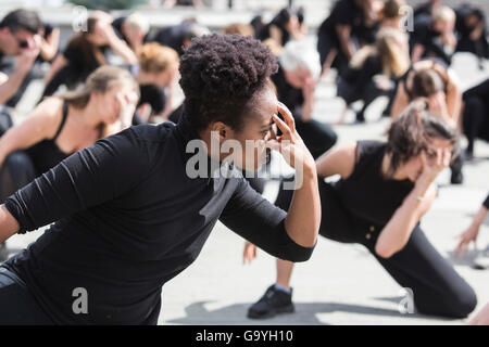 London, UK. 2 July 2016. 400 dancers aged 14 to 86 took part in the Big Dance 2016 mass dance event in Trafalgar Square. It was choreographed by Akram Khan. Big Dance Trafalgar Square is a highlight of a week of dance across London and the UK. Credit:  Vibrant Pictures/Alamy Live News Stock Photo