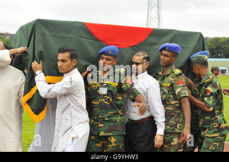 Dhaka, Bangladesh. 4th July, 2016. Bangladesh Army soldiers carry a coffin containing the body of a victim during a memorial service for those killed in a bloody siege at the Army Stadium in Dhaka, Bangladesh, July 4, 2016. Nine Italians, seven Japanese, two Bangladeshis, a Bangladeshi-born U.S. citizen and an Indian female were killed in the attack on the Spanish restaurant in Dhaka popular with foreigners last week. Credit:  Shariful Islam/Xinhua/Alamy Live News Stock Photo