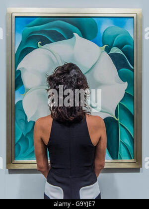 Tate Modern, London, UK. 04th July, 2016. Jimson Weed/White Flower No. 1 1932 - Georgia O’Keeffe a new exhibition at the Tate Modern, London. It runs from 6 July until 30 October 2016. Credit:  Guy Bell/Alamy Live News Stock Photo