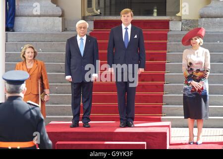 (160704) -- THE HAGUE, July 4, 2016 (Xinhua) -- Dutch King Willem-Alexander (2nd R) and Queen Maxima (1st R) receive Greek President Prokopis Pavlopoulos (2nd L) and his wife at Noordeinde Palace in the Hague, the Netherlands, July 4, 2016.  (Xinhua/Sylvia Lederer) (zjy) Stock Photo