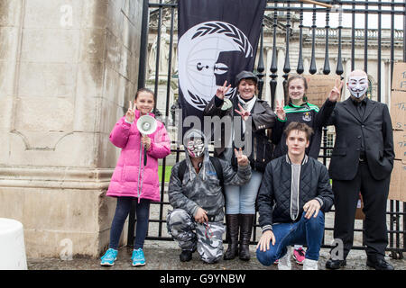 Belfast, UK, Europe. 4th July 2016. Anonymous protesters stage a rally at the gates of Belfast City hall. Credit:  Bonzo/Alamy Live News Stock Photo