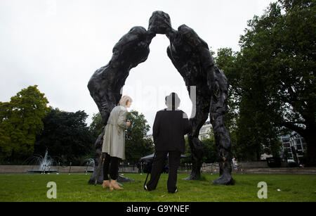 London, UK. 4th July 2016. Guests look at the sculpture entitled 'Brothers' by sculptor David Breuer-Weil during a reception celebrating its installation at Marble Arch.         Credit:  Suzanne Plunkett/Alamy Live News Stock Photo