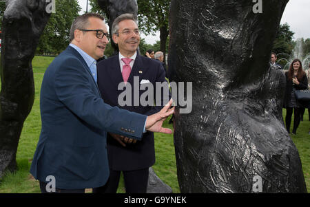 London, UK. 4th July 2016.  Sculptor David Breuer-Weil (L) looks at his sculpture entitled 'Brothers' with Westminster councillor Robert Davis during a reception celebrating its installation at Marble Arch.         Credit:  Suzanne Plunkett/Alamy Live News Stock Photo