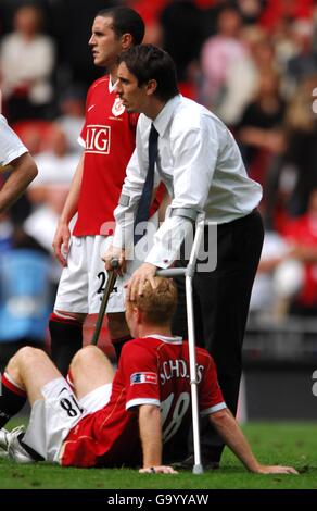 Soccer - FA Cup - Final - Chelsea v Manchester United - Wembley Stadium. Manchester United's Paul Scholes is consoled by injured club captain Gary Neville (r) Stock Photo
