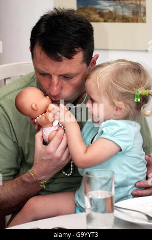 Gerry McCann with his daughter Amelie in their appartment in Praia da Luz in Portugal, Saturday May 19, 2007. Stock Photo
