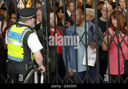 Lineside fire causes rail and road chaos. London commuters wait at Victoria Station today after a lineside fire closed London Bridge Station. Stock Photo