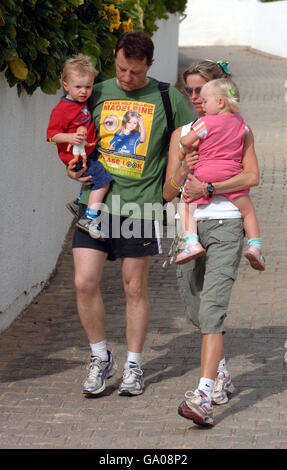 Gerry and Kate McCann walk to the creche with their children Sean and Amelie in Praia Da Luz, Portugal. Stock Photo