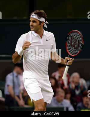 Roger Federer celebrates beating Dan Evans on day Five of the Wimbledon ...