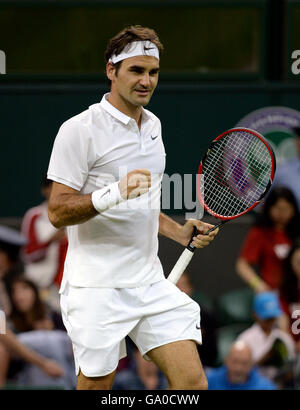 Roger Federer celebrates beating Dan Evans on day Five of the Wimbledon ...