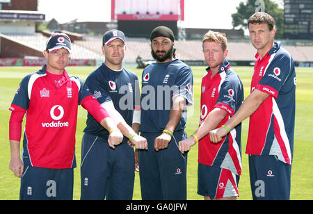 England players Ian Bell, Matt Prior, Monty Panesar, Paul Collingwood and Steve Harmison wear Madeleine McCann wristbands at a nets practice session at Old Trafford, Manchester. Stock Photo