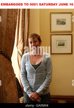 Fund-raiser and terminal cancer sufferer Jane Tomlinson at the Oulton Hall hotel in Leeds. Stock Photo