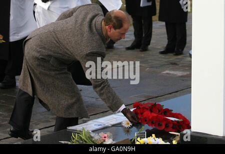 The Earl of Wessex lays a wreath for Argentinian men killed in the Falklands conflict at a memorial in the Argentinian Cemetery, Darwin, near Goose Green, on the Falkland Islands. Stock Photo