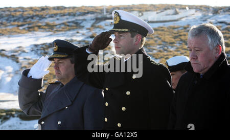 HRH Prince Edward, Earl of Wessex (centre) with Sir Clive Loader Air Chief Marshall (left) and Rt Hon Adam Ingram MP the Minister for Armed Forces (right) pay respects at a Welsh Guards Memorial at Fitzroy in the Falklands where the ships Sir Tristram and Sir Galahad were hit on 8th June 1982 and 56 Service Personnel were killed. Stock Photo