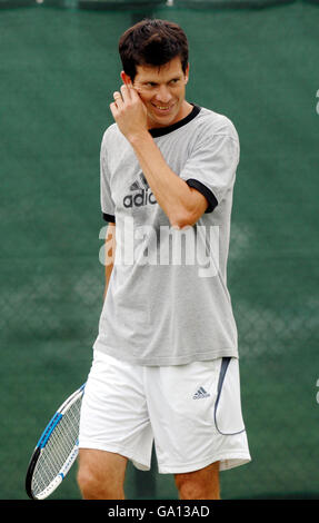 Tennis - The Nottingham Open - Day One - The City of Nottingham Tennis Centre. Great Britain's Tim Henman on the practice courts during The Nottingham Open at The City of Nottingham Tennis Centre. Stock Photo