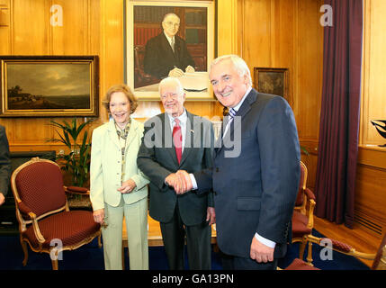 Former US President Jimmy Carter with wife Rosalyn visits the Taoiseach Bertie Ahern TD at Government Buildings, Dublin. Stock Photo